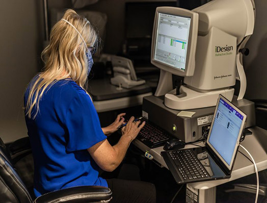 Experienced Eye Surgeon in Deer Park
